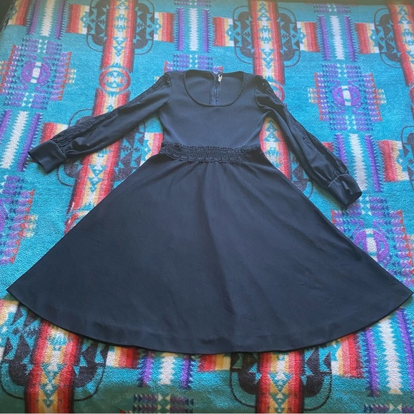 Vintage 60’s Mod style Dress. Long Sleeve. Lace Waist & Arms. U Neckline. Small. - Picture 8 of 16